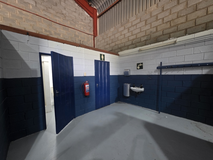 To Let Commercial Property for Rent in Beacon Bay North Eastern Cape
